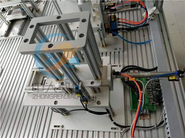 工業(yè)機(jī)器人與智能視覺(jué)系統(tǒng)應(yīng)用實(shí)訓(xùn)裝置,機(jī)器人實(shí)訓(xùn)臺(tái)，小工料單元